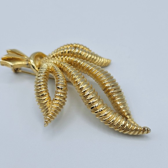 Vintage Brooch Gold Tone Ribbed Leaf Statement Estate Jewelry Pin - Picture 4 of 10